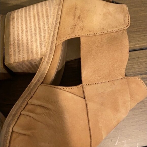 Eileen Fisher Walt cross bootie in wheat nubuck. - Picture 11 of 12